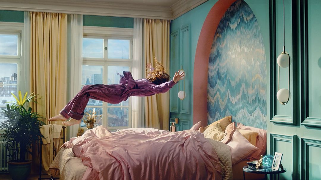 Personne tombant sur un lit